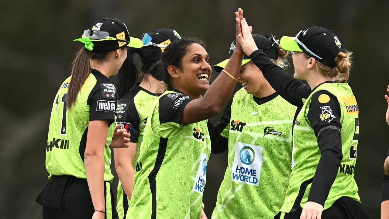 Sydney Thunder's Chamari Athapaththu (centre)