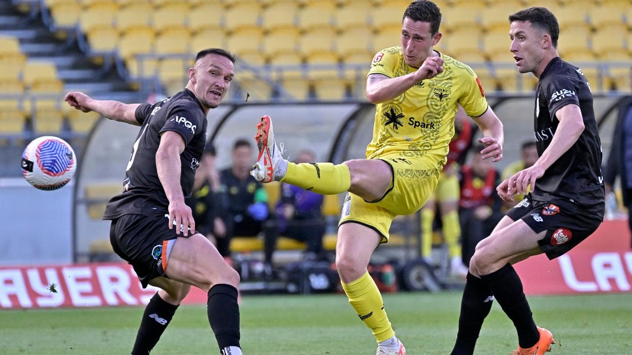 Wellington Phoenix's Bozhidar Kraev (centre)