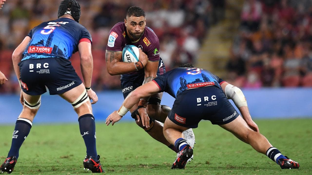 Lukhan Salakaia-Loto (centre)