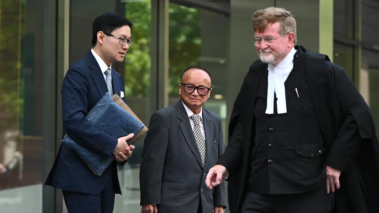 Former Liberal Party candidate Di Sanh Duong (centre)