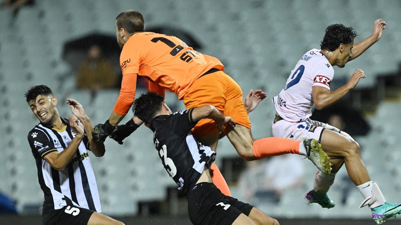 Macarthur FC and Melbourne Victory have drawn 1-1 in the ALM.