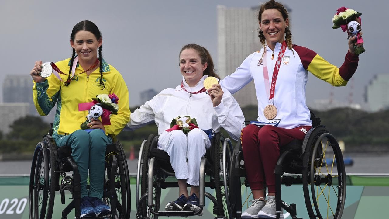 Lauren Parker (left) with her silver at the Tokyo 2020 Paralympics.