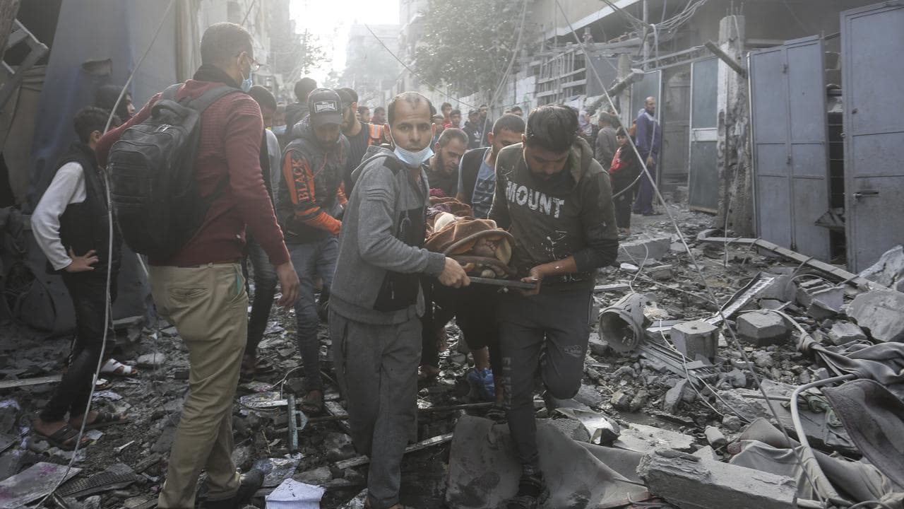 Palestinians evacuate wounded in Gaza