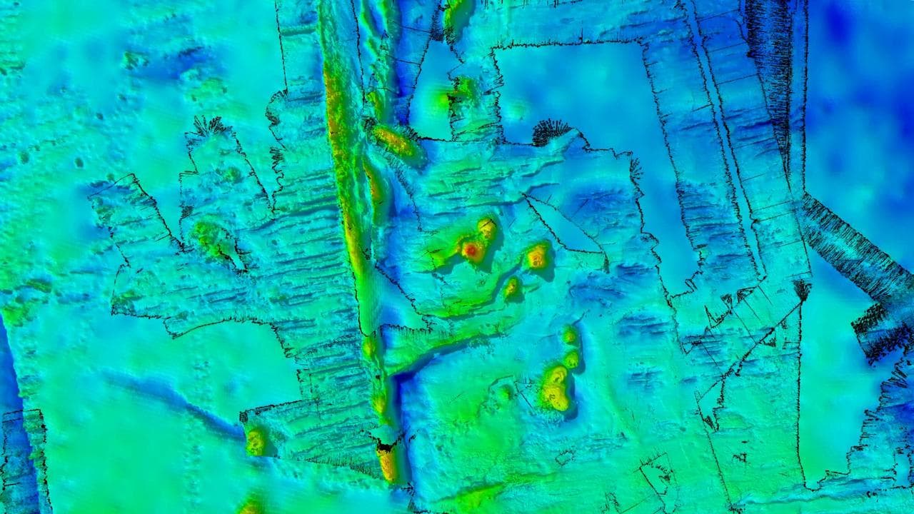 A ridge and a chain of double seamounts in the Southern Ocean.