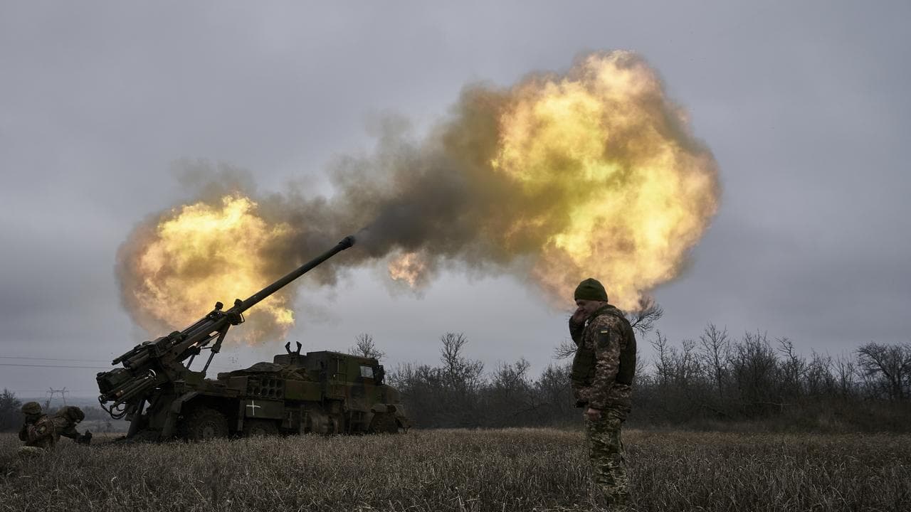 Ukrainian soldiers fire a French-made howitzer at Russian positions