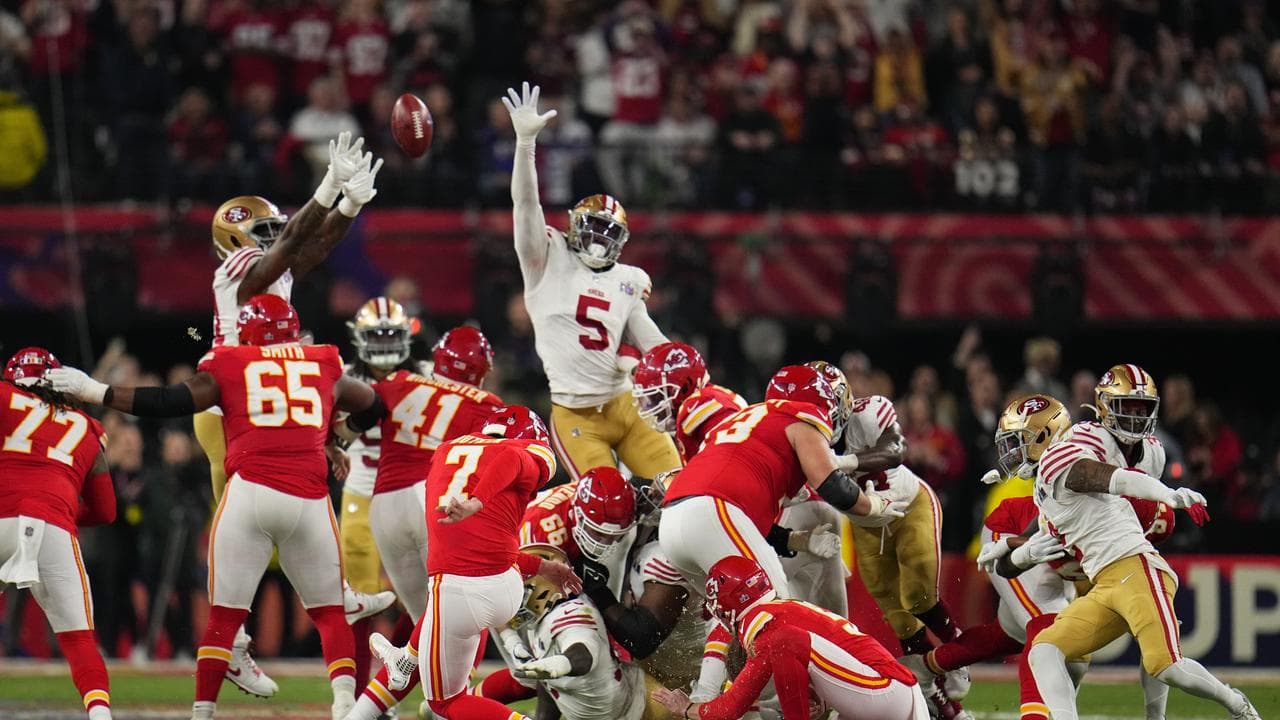 Harrison Butker (7) kicks a field goal for Kansas City.