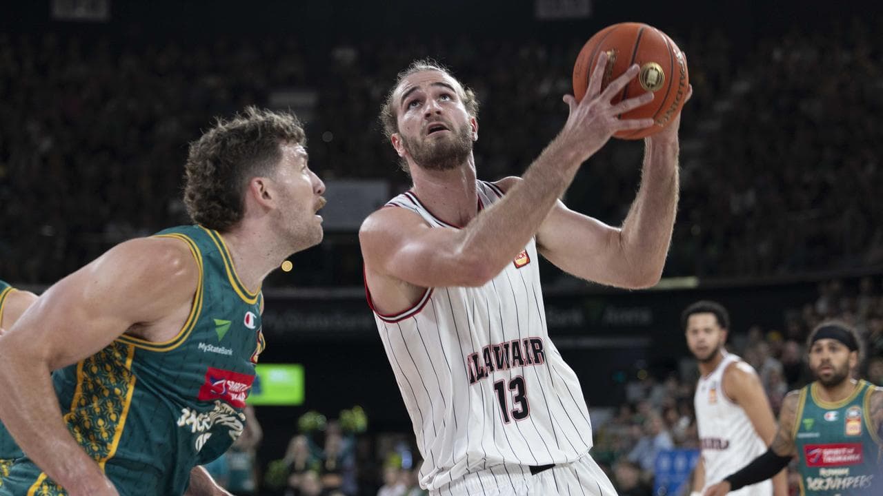 Will Magnay of the JackJumpers and Illawarra's Sam Froling