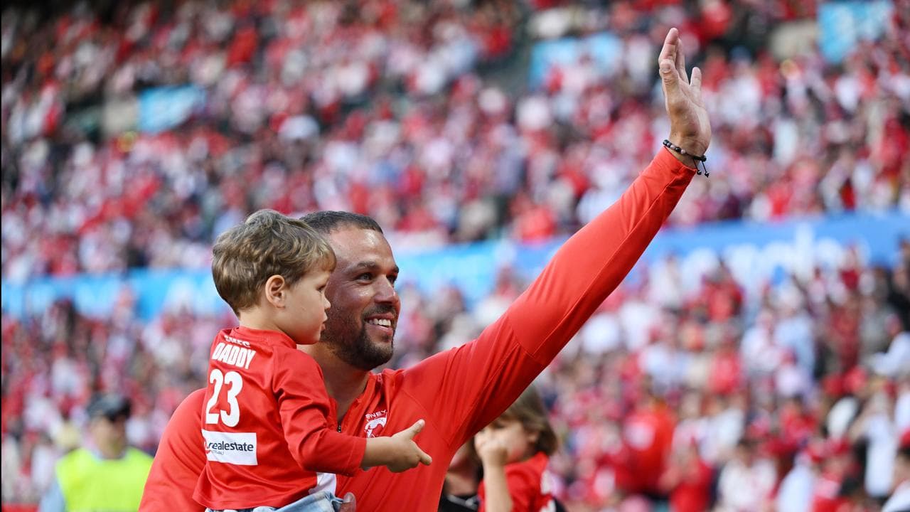 Lance Franklin waves goodbye to the Sydney Swans.