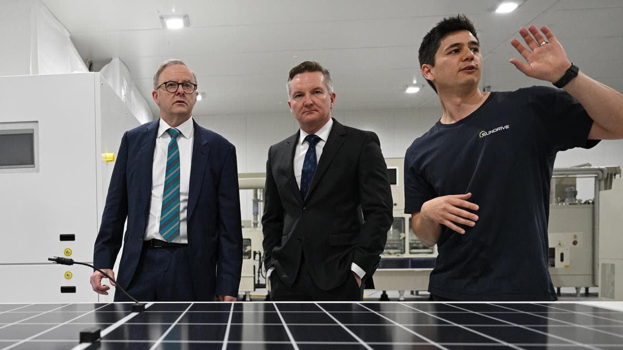 PM Anthony Albanese (L), Climate Change Minister Chris Bowen