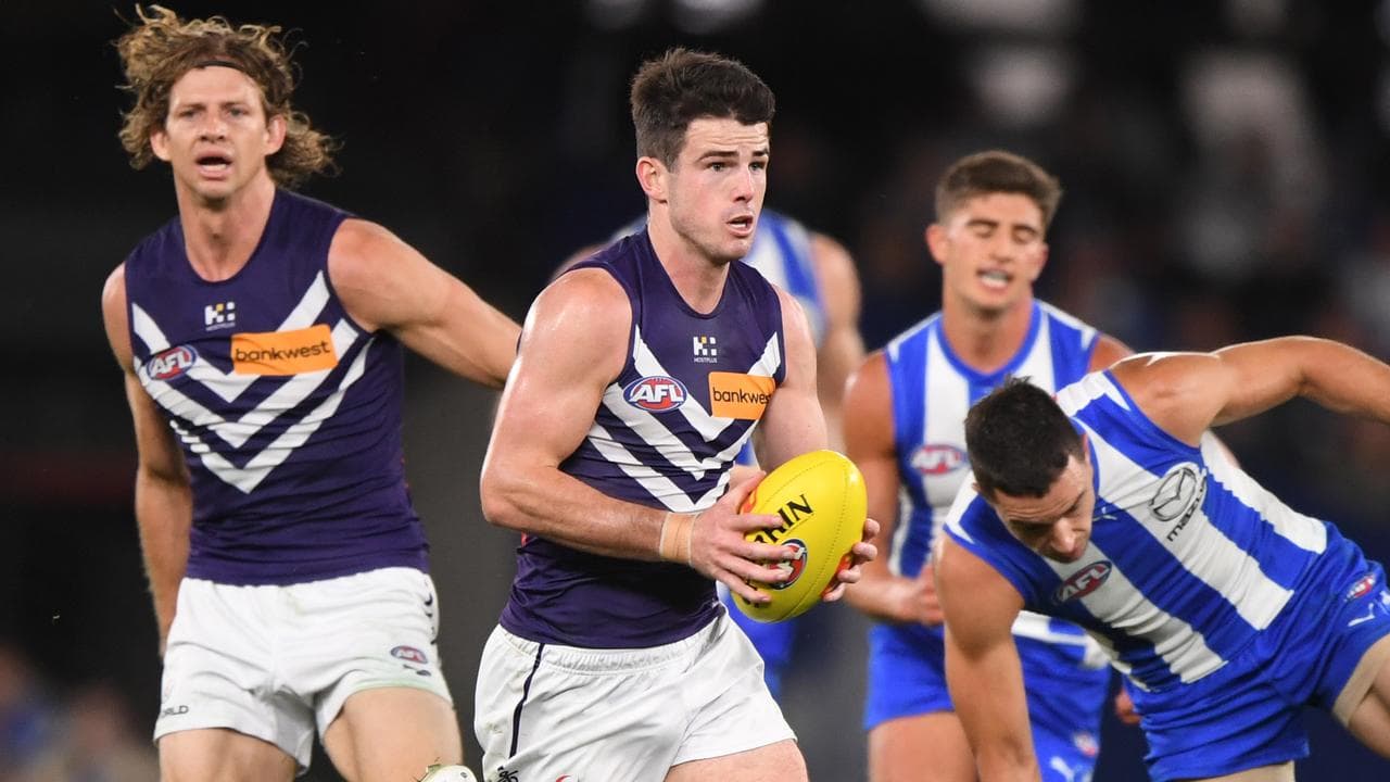 Andrew Brayshaw runs with the ball for Fremantle.