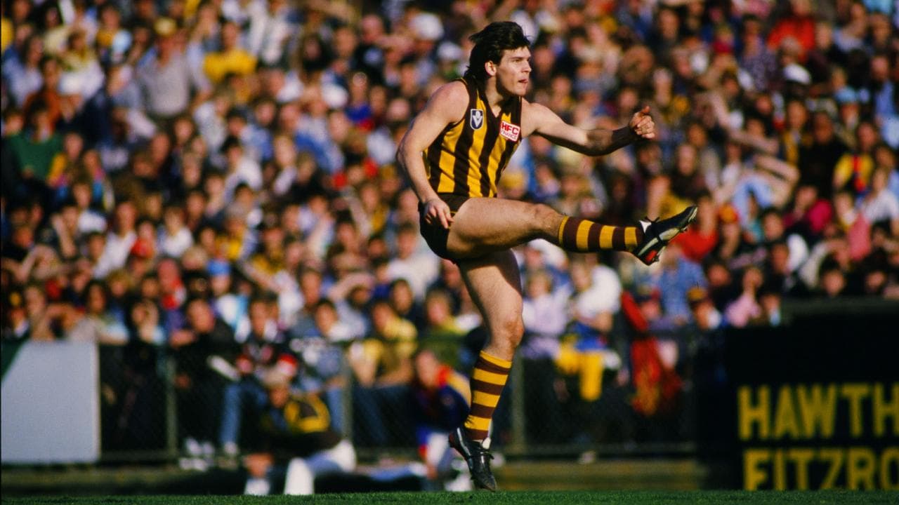 Jason Dunstall of the Hawthorn Hawks shoots at goal v Fitzroy in 1988.