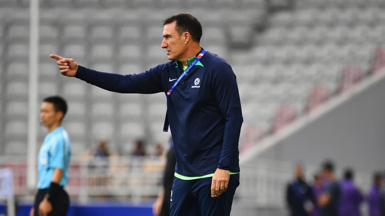 Tony Vidmar coaching the Olyroos at the Asian U23 Cup.