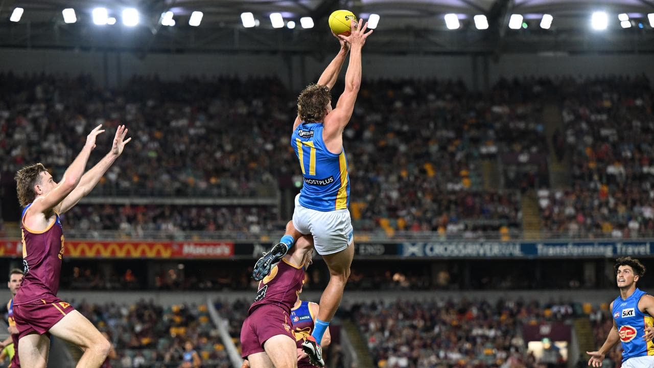 Jed Walter attempts to mark over Noah Answerth.