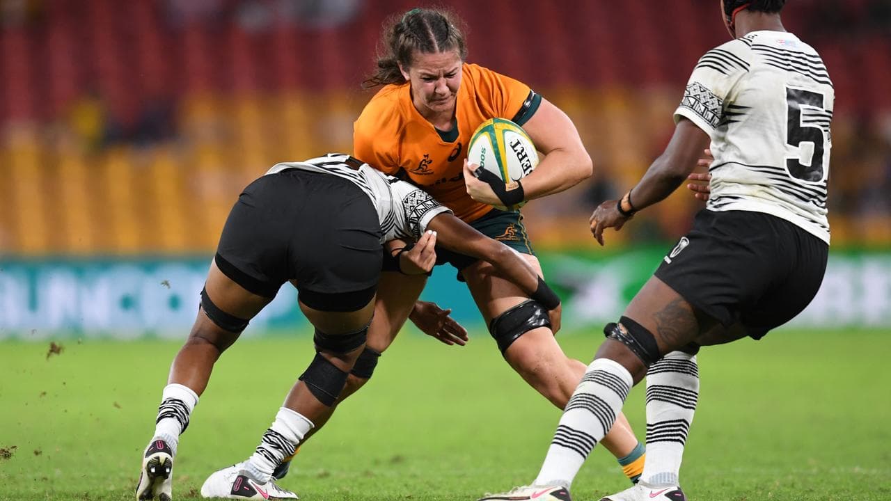 Wallaroos captain Michaela Leonard (centre). 