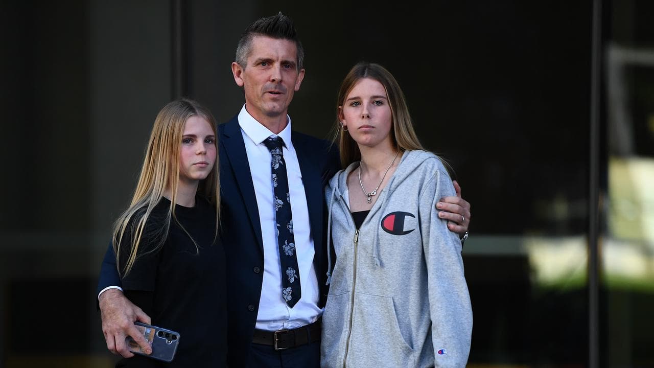 Lee Lovell poses for a photo with daughters Kassie (L)and Scarlett