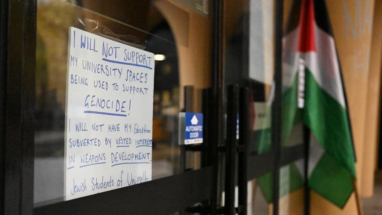 A sign credited to Jewish students on the door of the building.