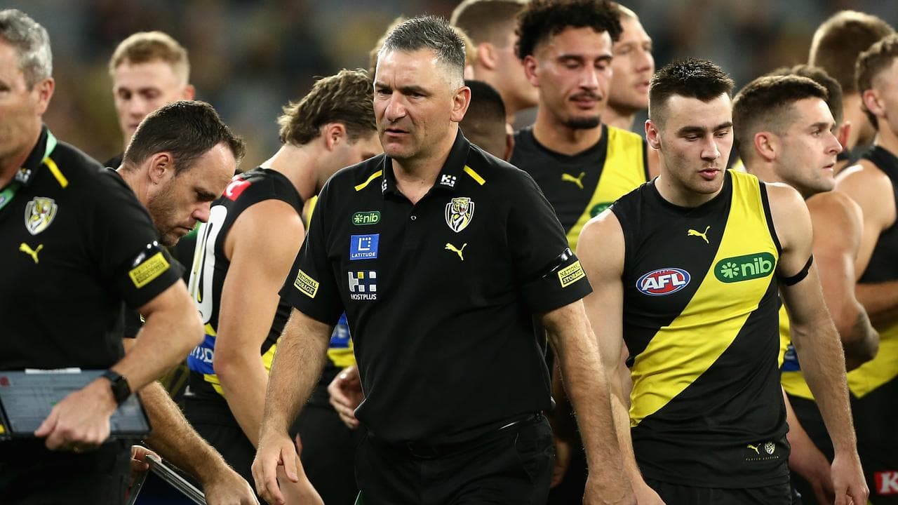 Richmond coach Adem Yze (centre).