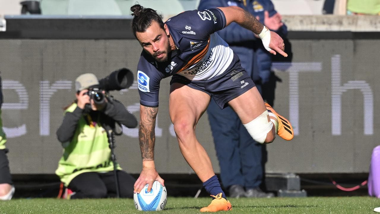 Brumbies Andy Muirhead scores a try.