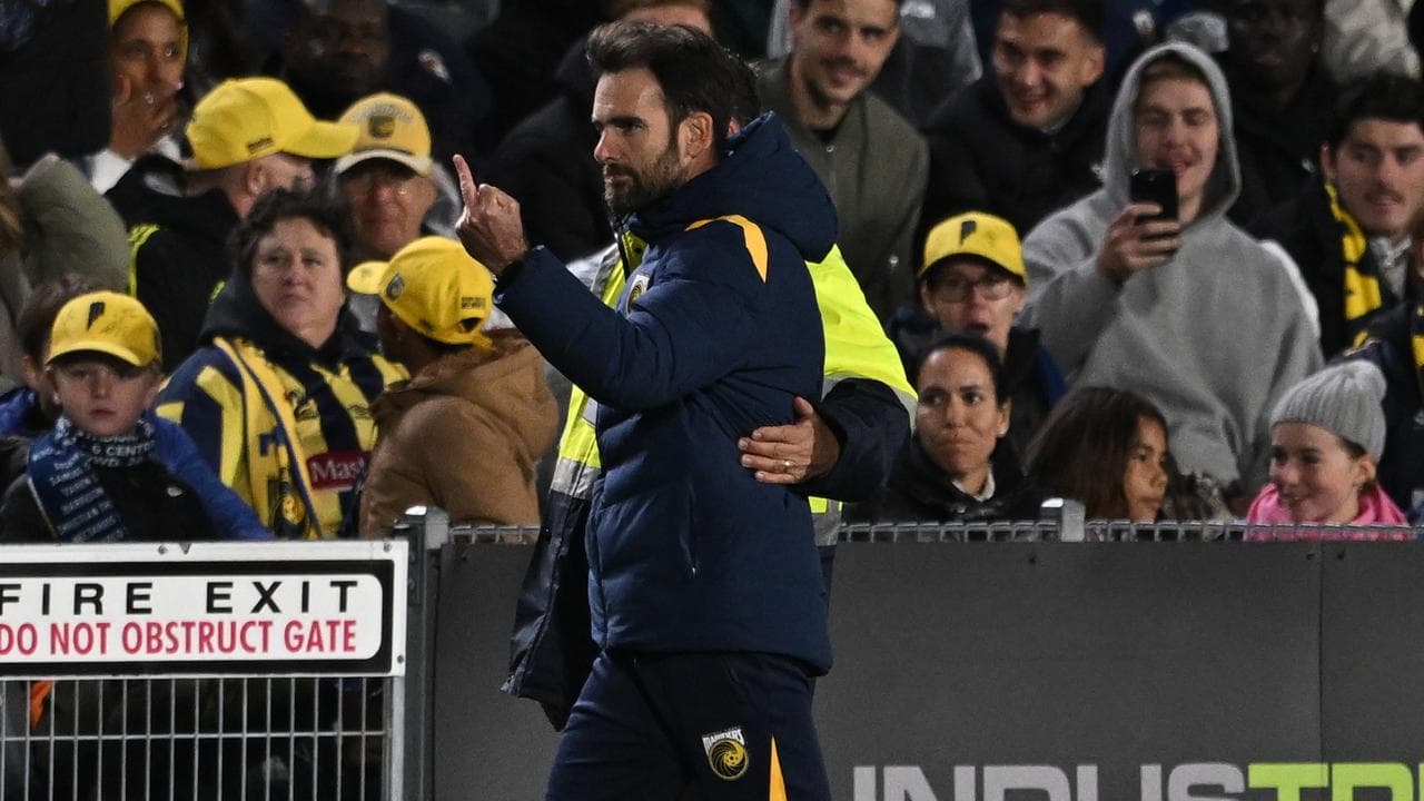 Mariners assistant Danny Schofield.