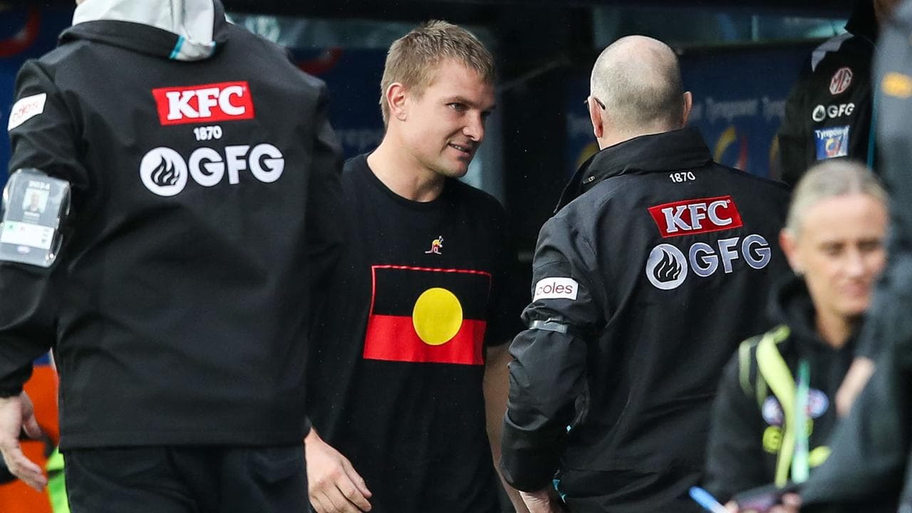 Ollie Wines speaks with Ken Hinkley on the bench.