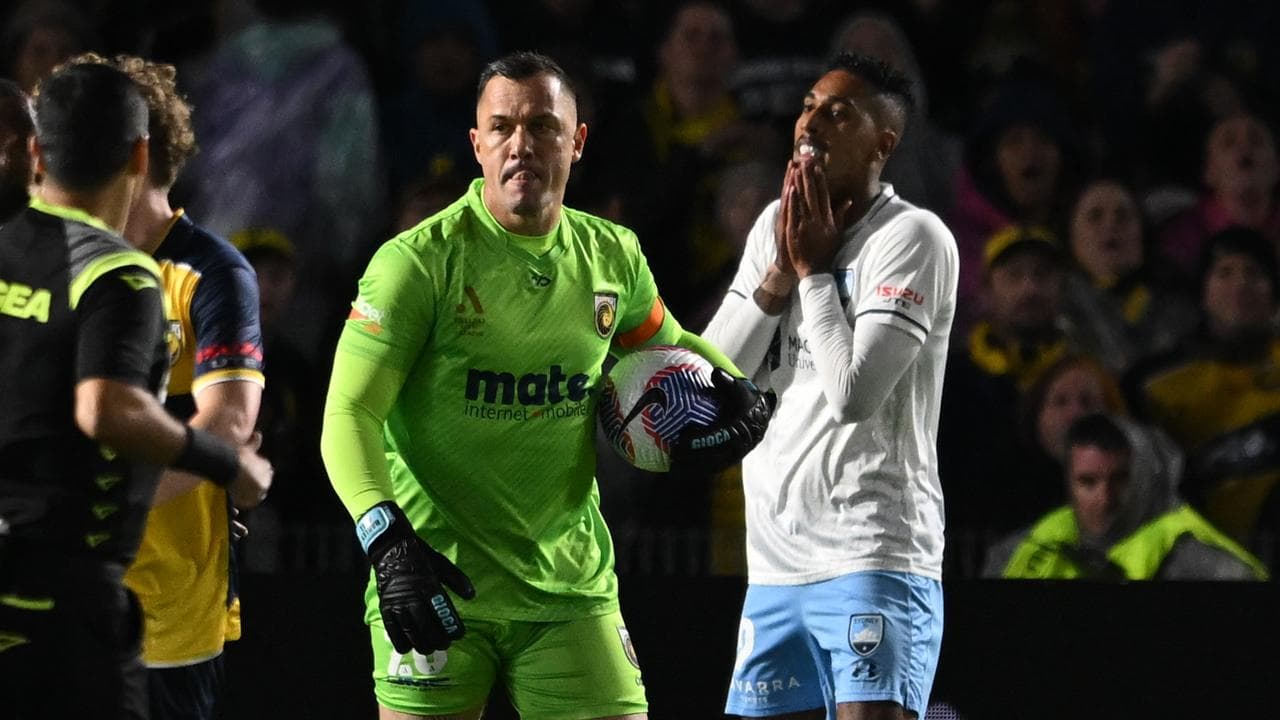 Danny Vukovic (centre).