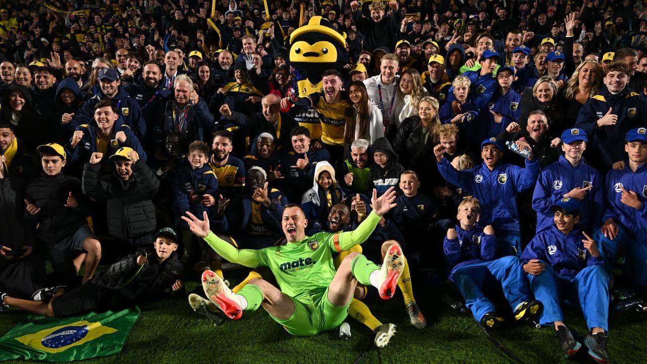 Danny Vukovic (front centre).