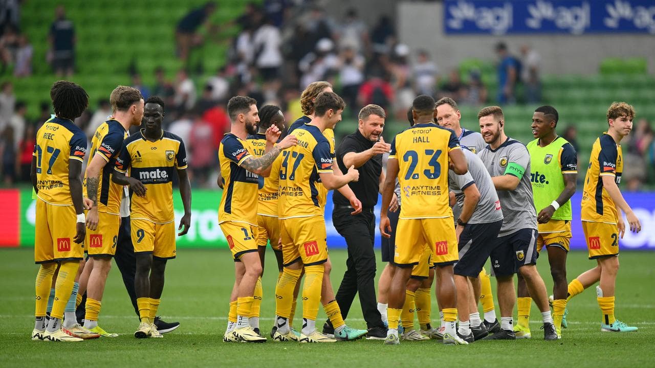 Mark Jackson (centre).