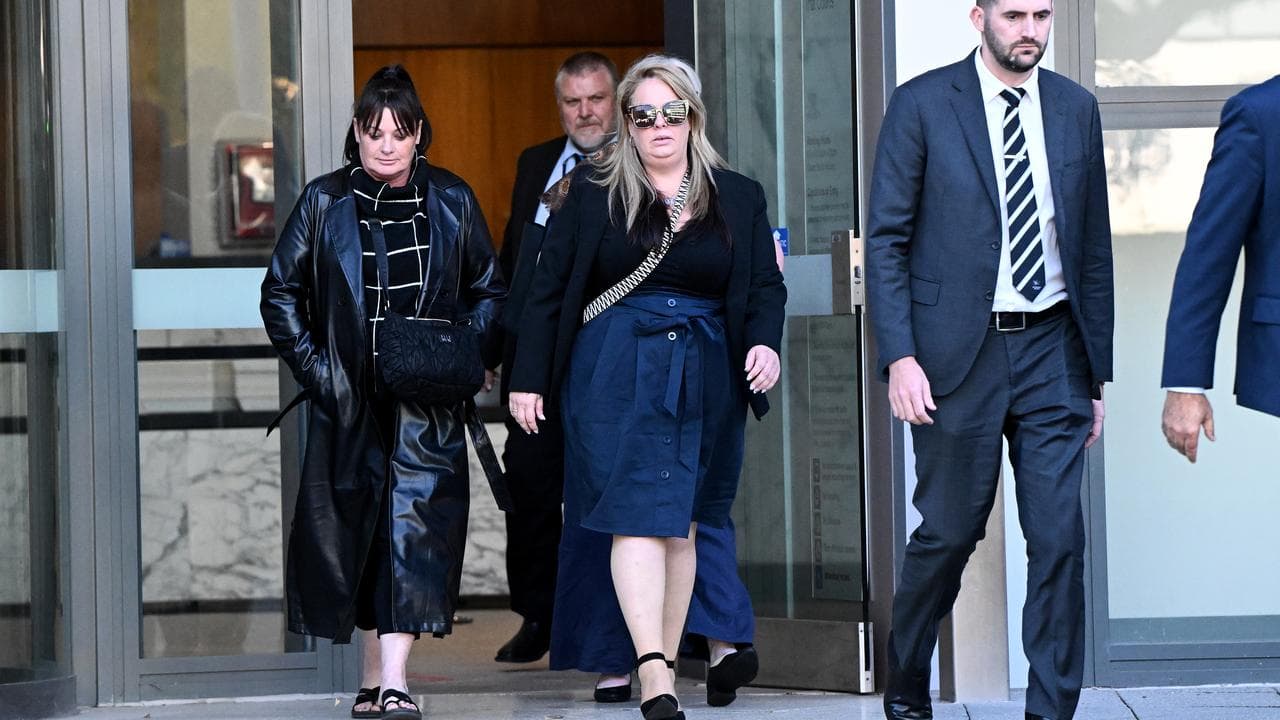 Kallista Mutten (centre)