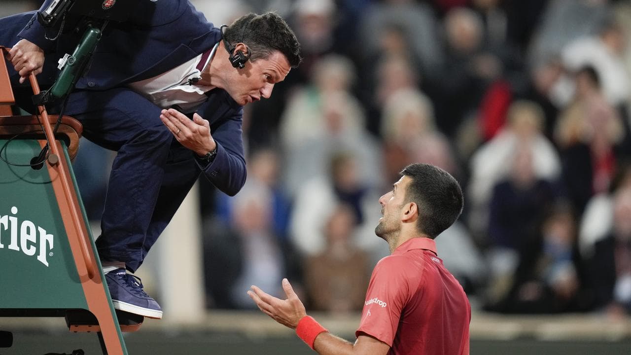 Djokovic complains to umpire