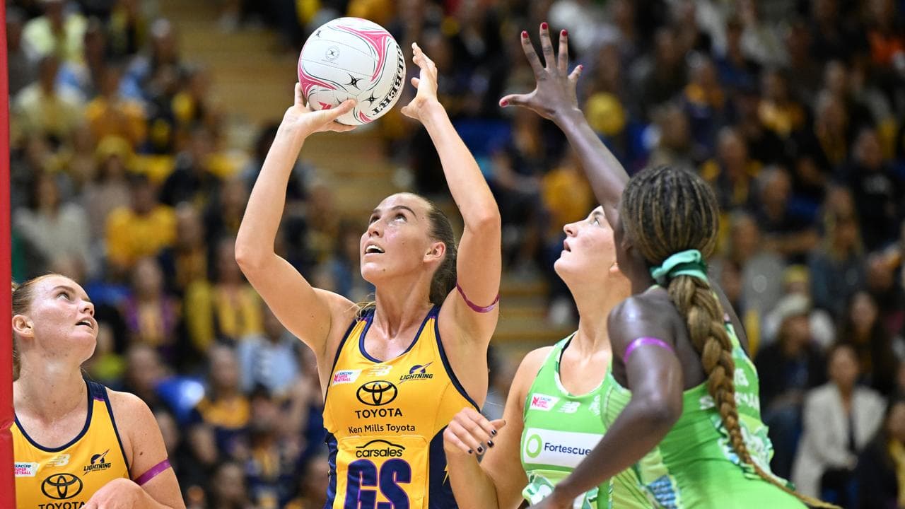 Cara Koenen (centre).