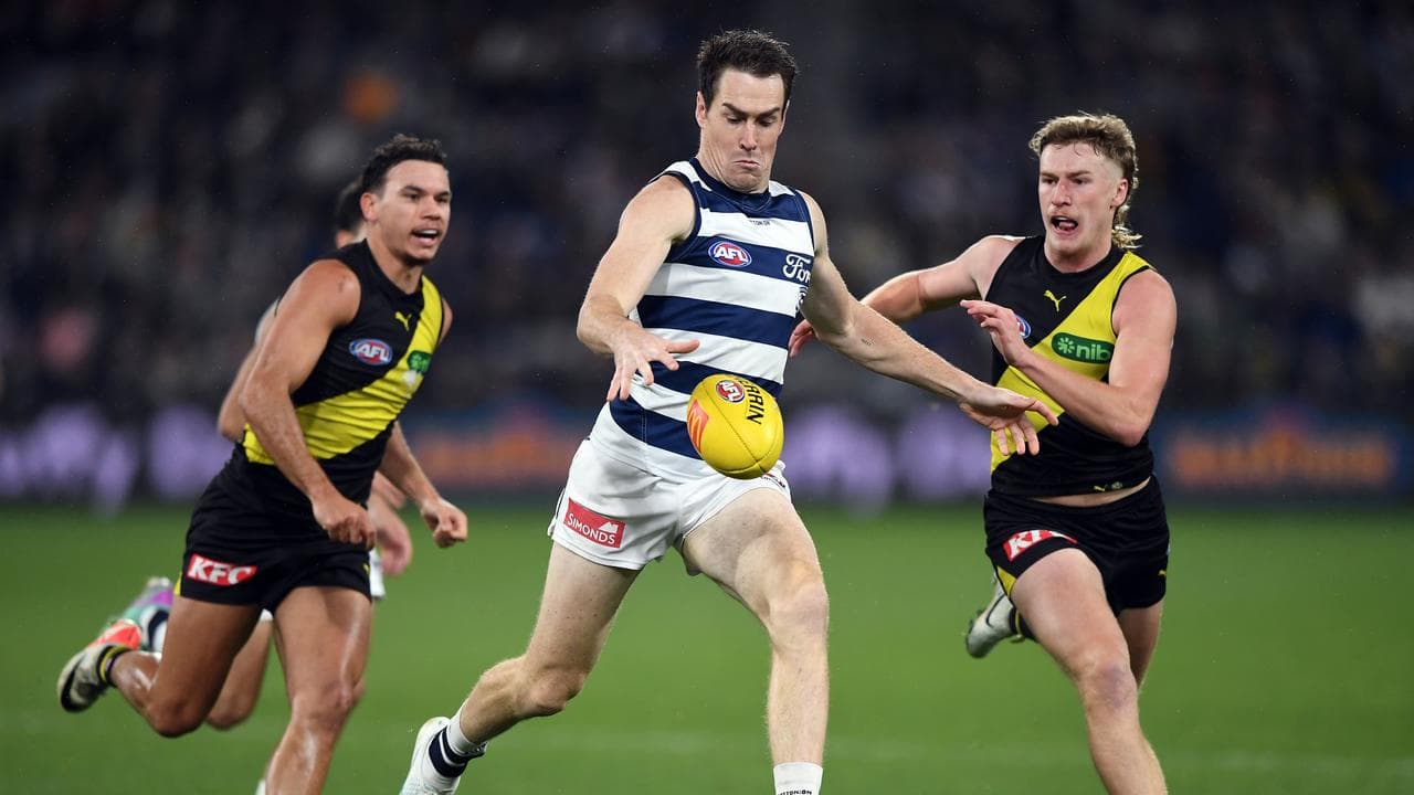Geelong forward Jeremy Cameron (centre).