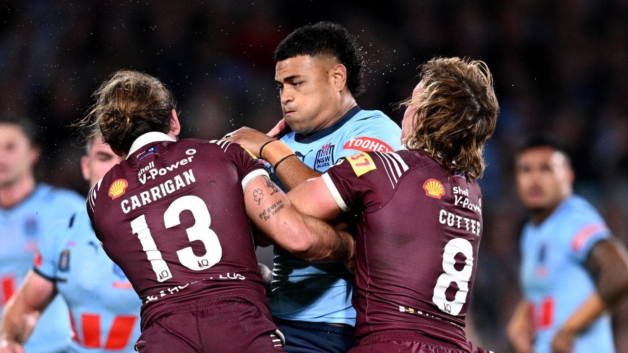 Haumole Olakau'atu (centre).