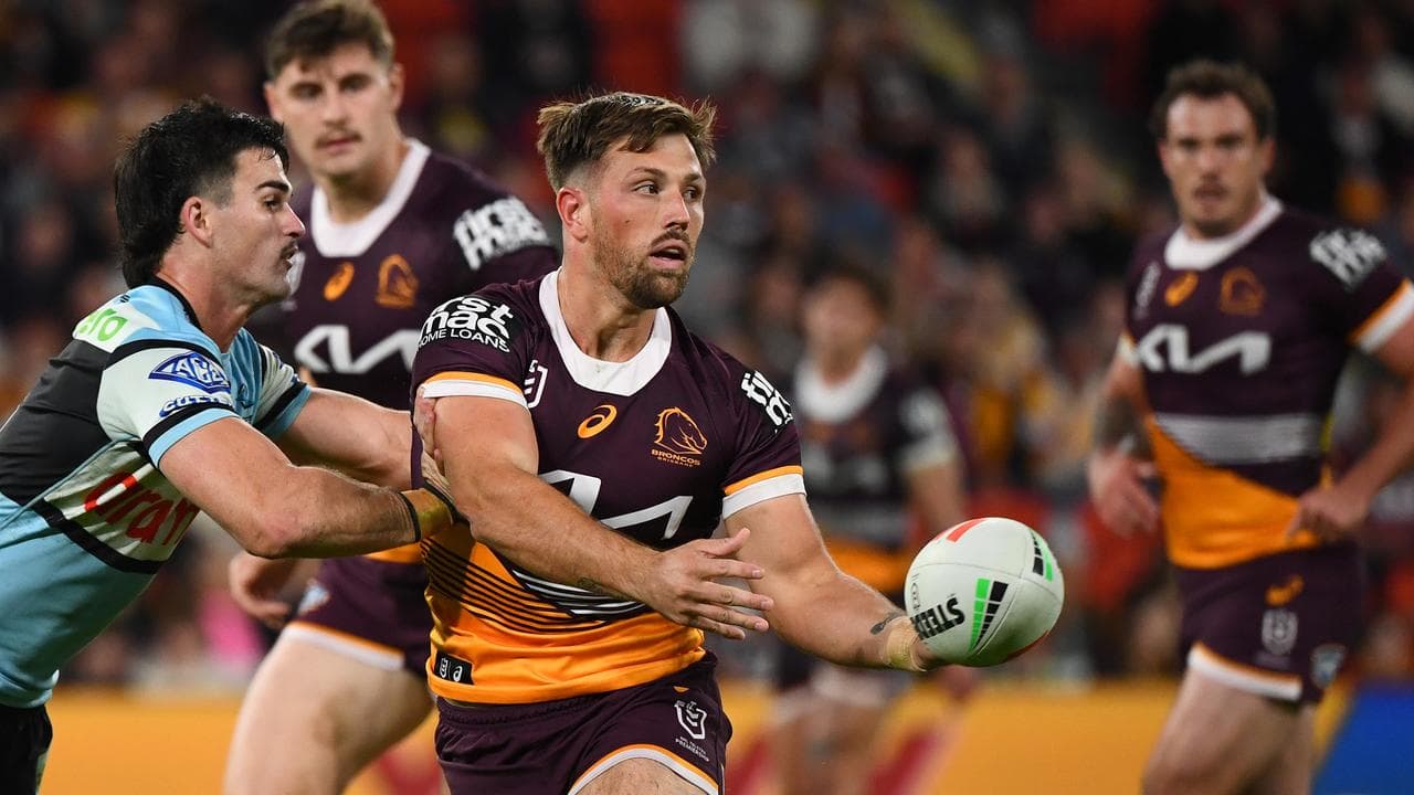 Tyson Smoothy (centre).