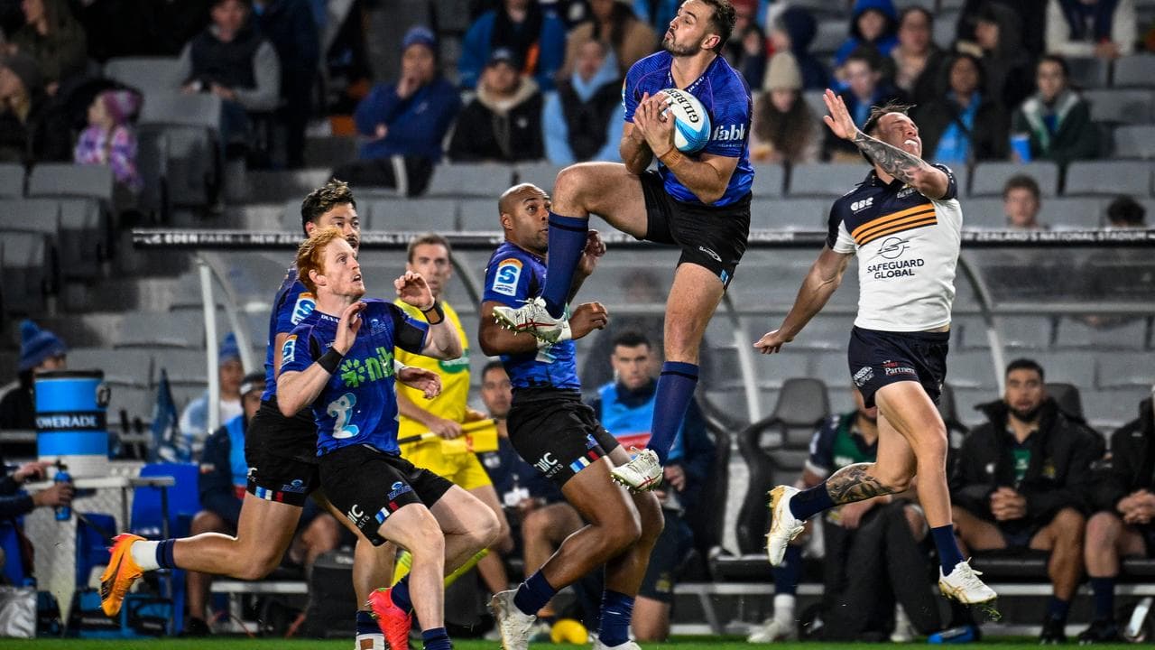 The Blues' Harry Plummer takes a high catch over a group of players.