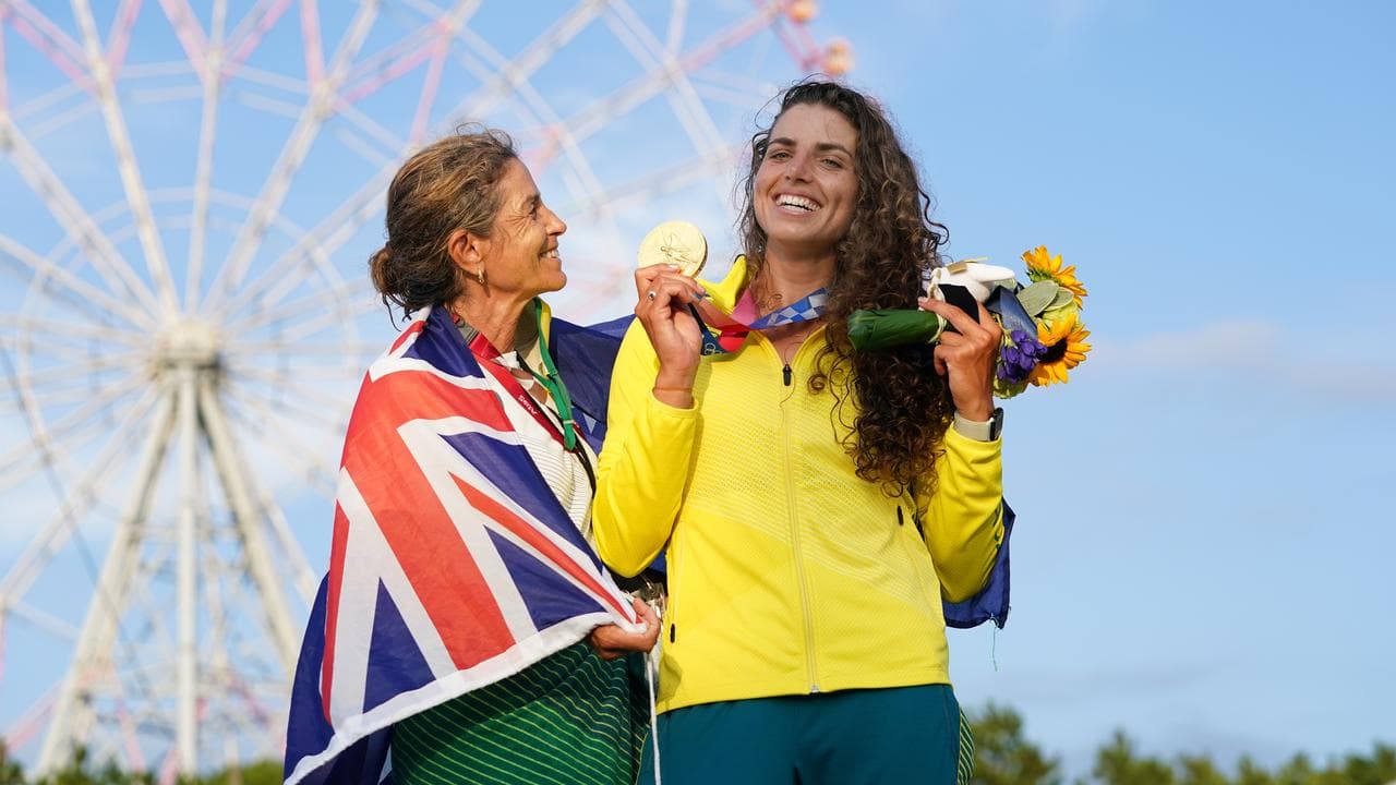Jess Fox and mum at Tokyo 2020. 