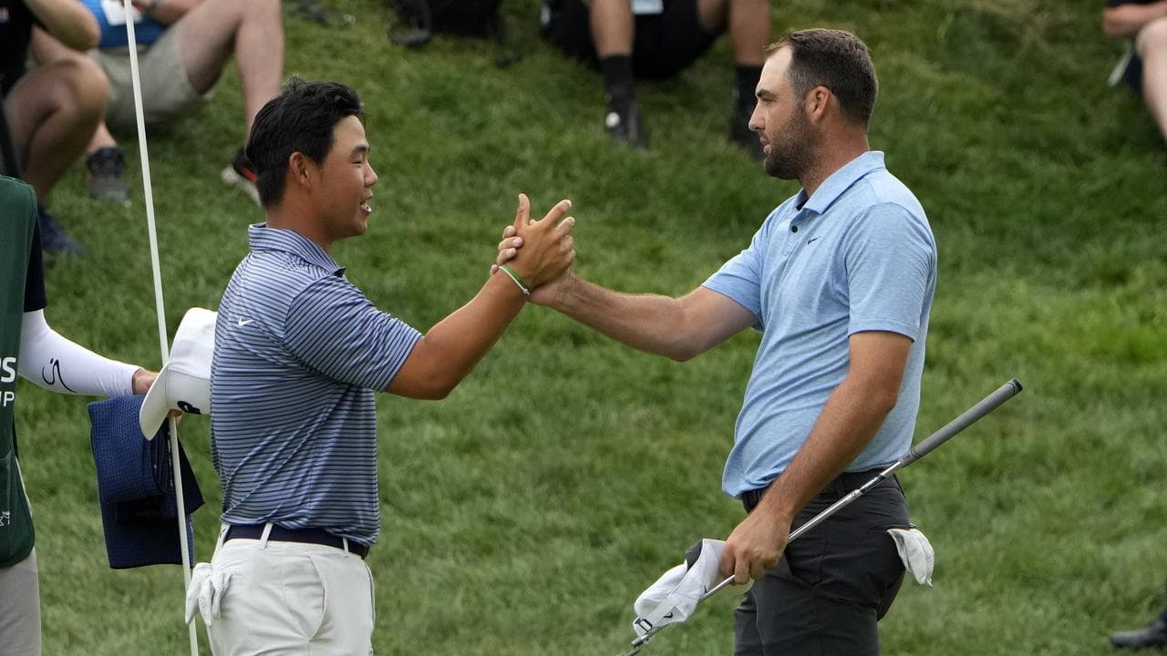 Tom Kim (left) congratulated his birthday buddy Scottie Scheffler.