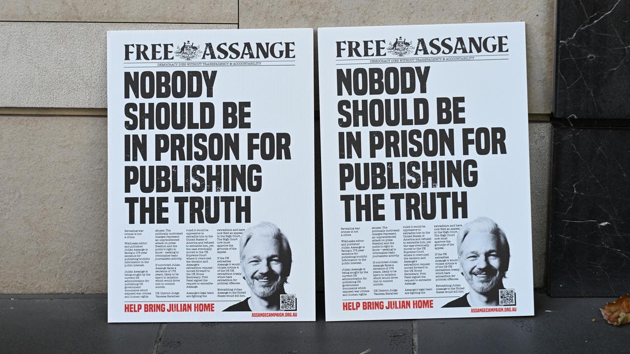 Free Julian Assange Placards