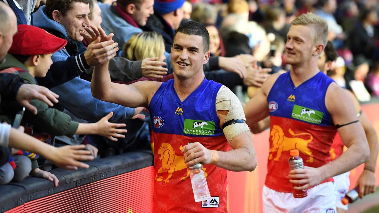 Tom Rockliff (centre).