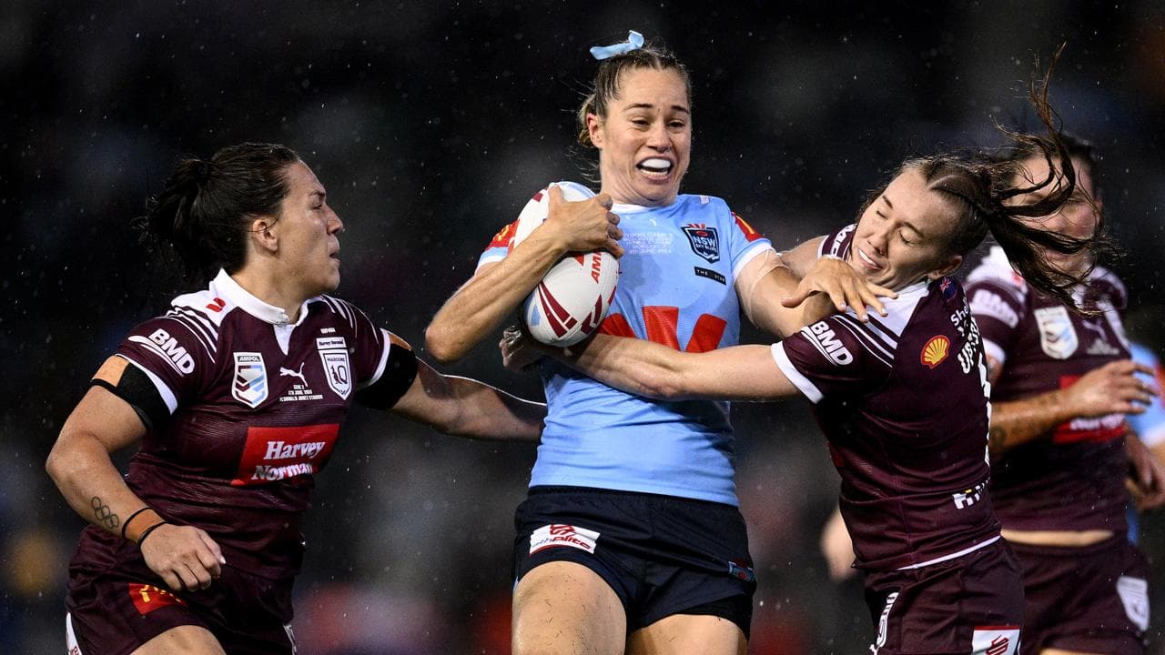 Kezie Apps (centre).