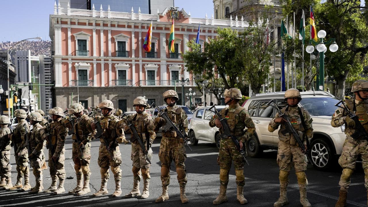 Soldiers stand guard outside the Bolivia's presidential palace