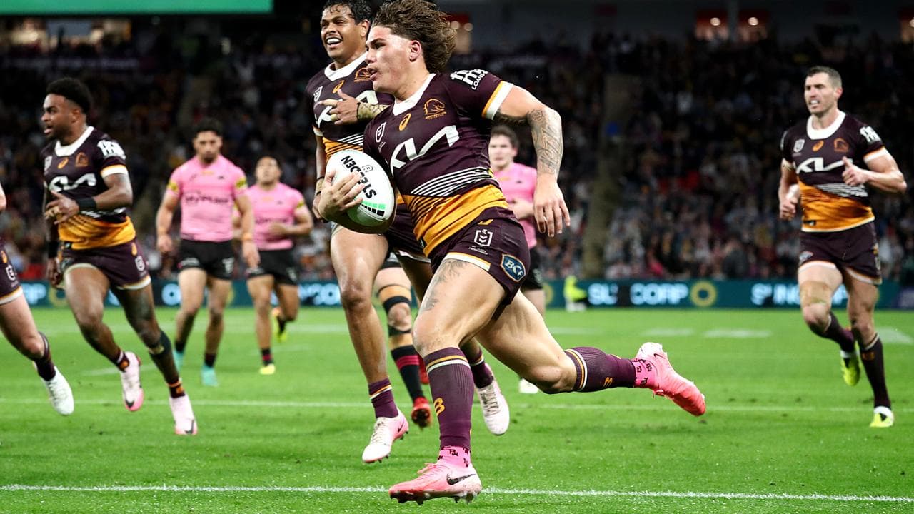 Reece Walsh (centre).