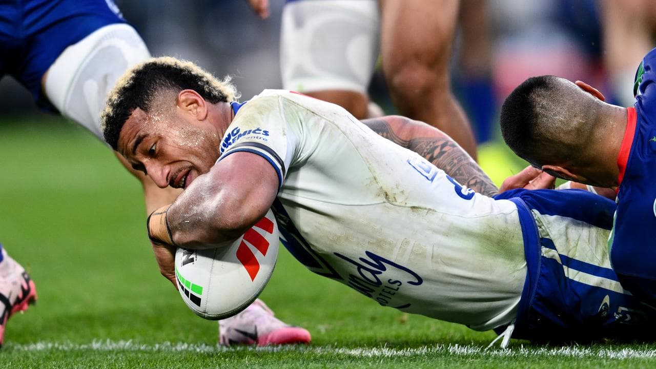 Viliame Kikau scores second-half try against the Warriors.