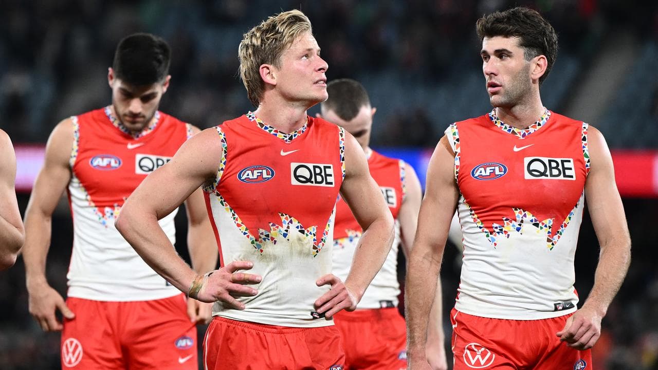 Isaac Heeney (centre).