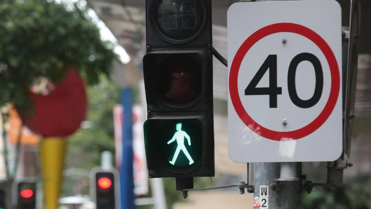 A 40km/hr traffic sign.