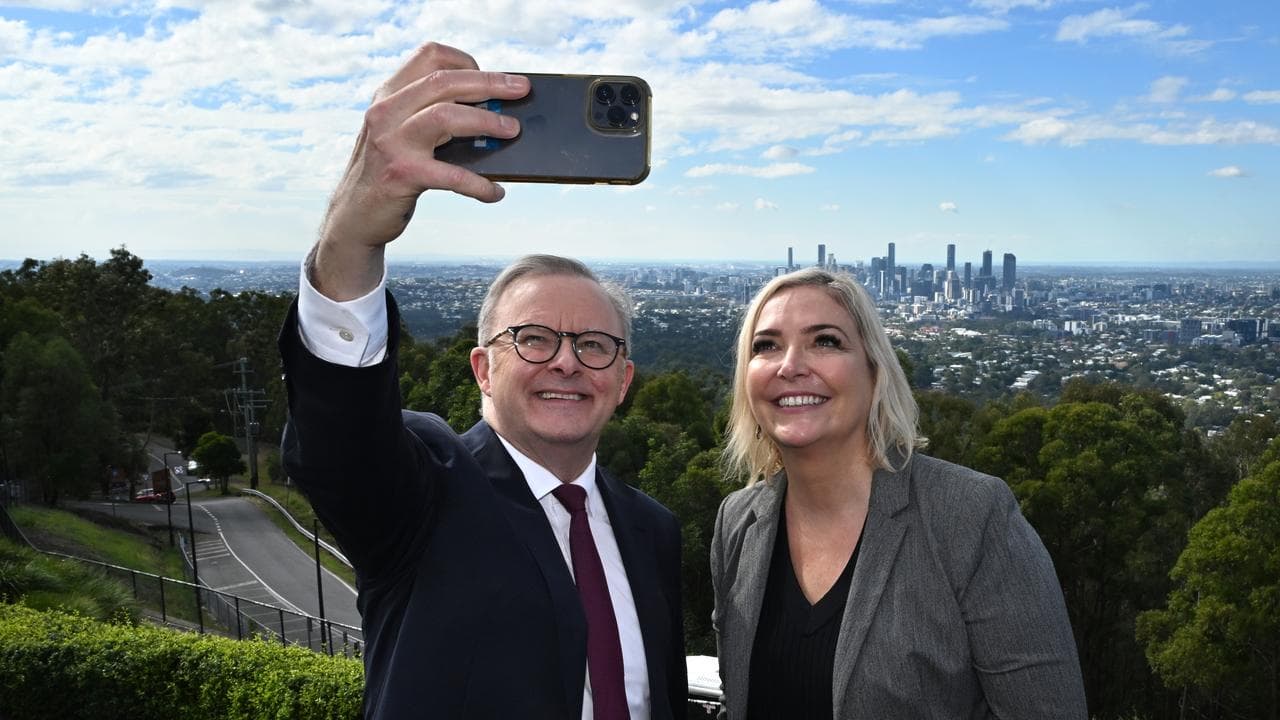 Anthony Albanese and Rebecca Hack pose for a selfie