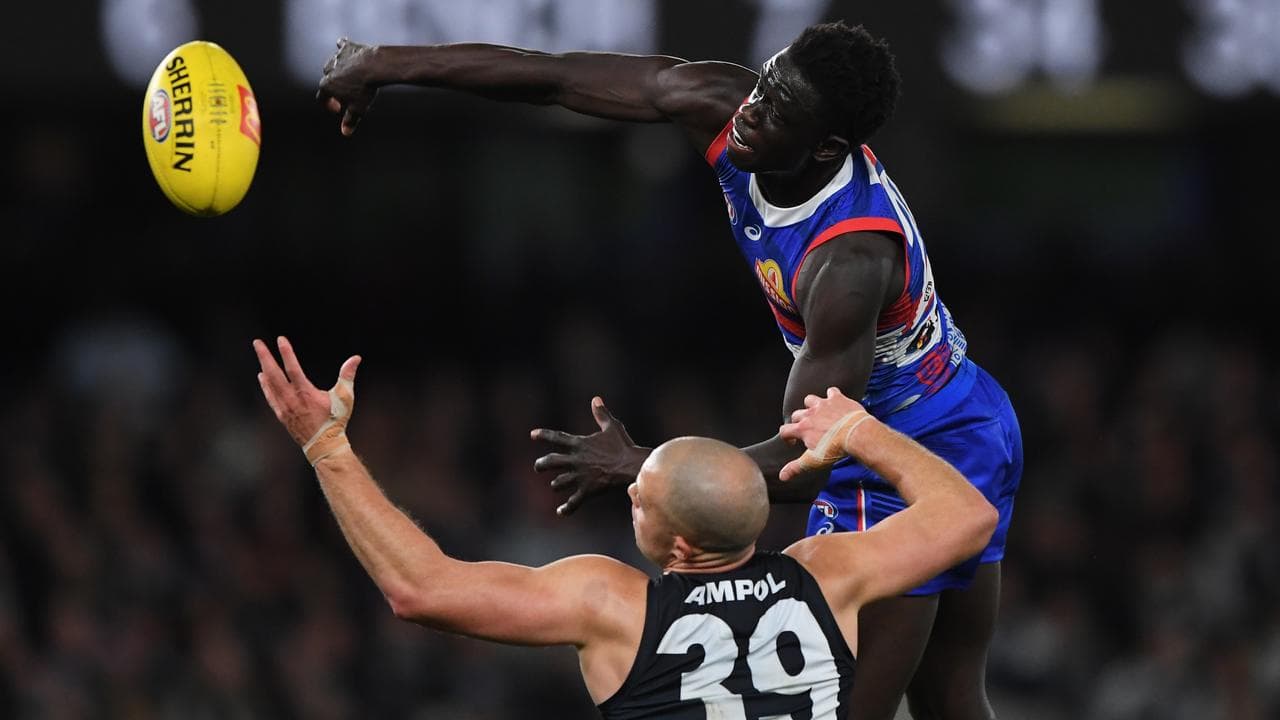 Buku Khamis of the Bulldogs (right) and Alex Cincotta of the Blues.