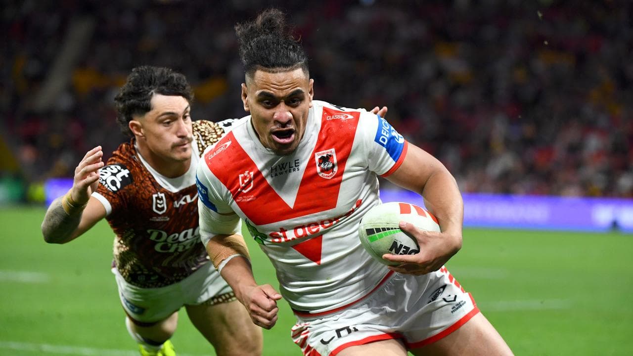 Christian Tuipulotu of the Dragons scores a try.