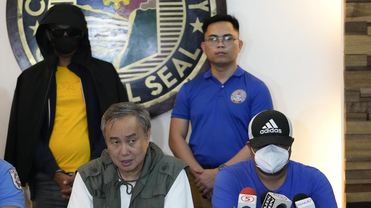 Tagaytay Mayor Abraham Tolentino (front left) and suspect (rear left)