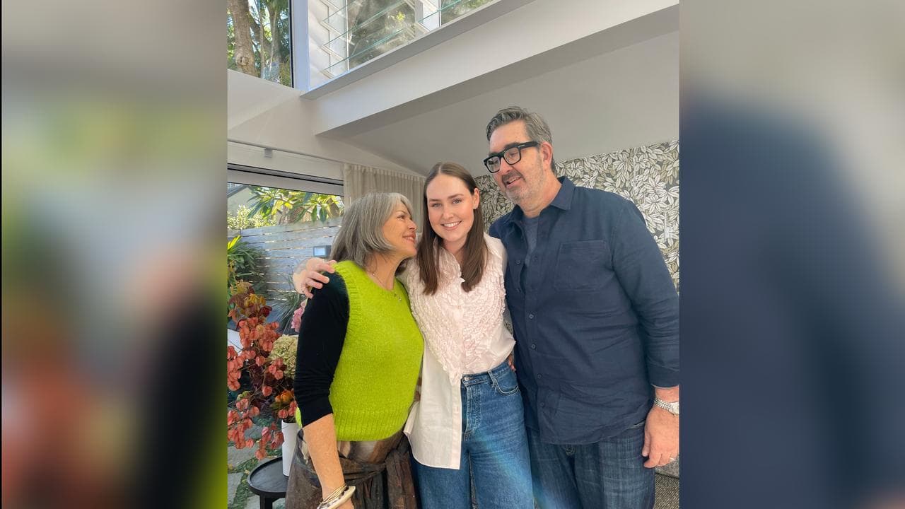 India Williams (centre)