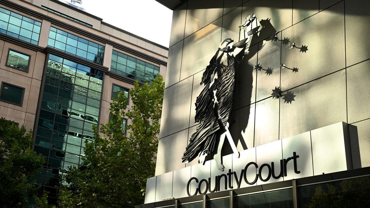 An image of the front of the county court building.
